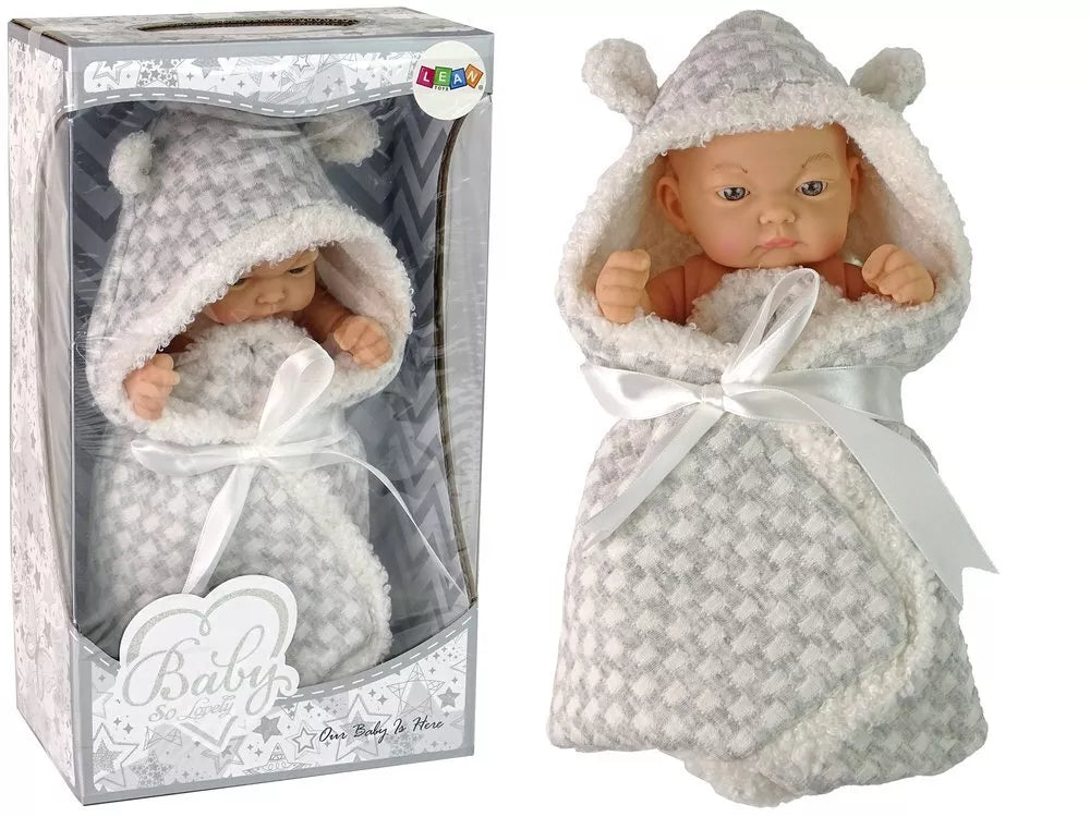 „Cute Baby“ lėlė su pilku kokonėliu ir kaspinu – 24 cm