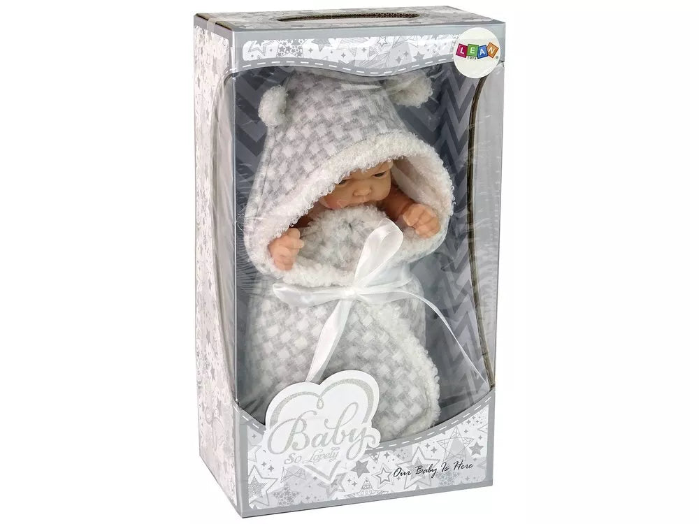 „Cute Baby“ lėlė su pilku kokonėliu ir kaspinu – 24 cm