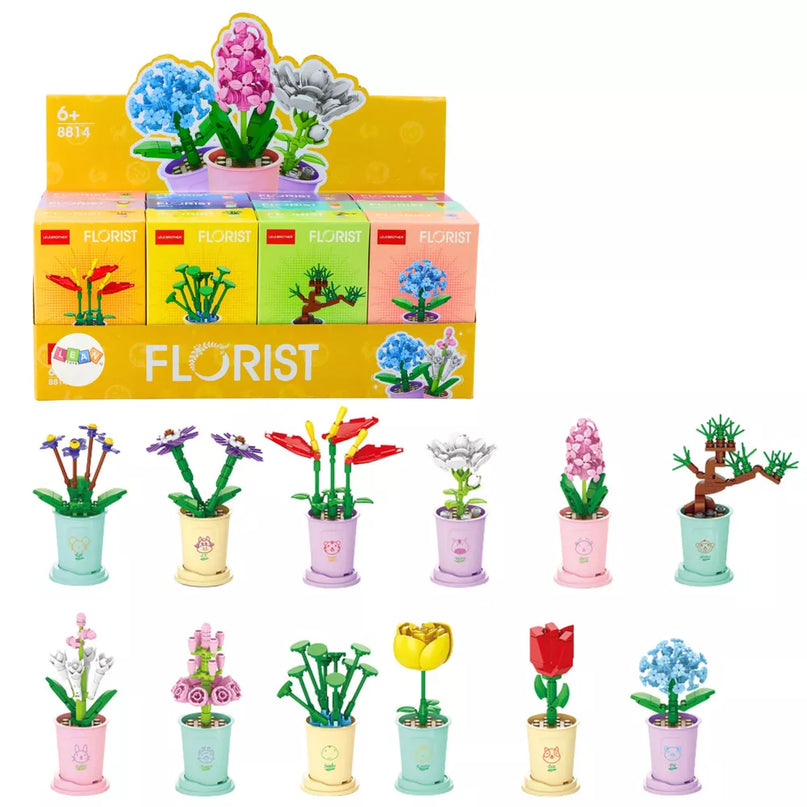 Statybinės kaladėlės gėlės vazonuose.