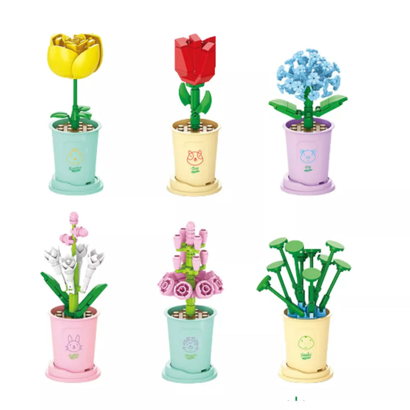 Statybinės kaladėlės gėlės vazonuose.