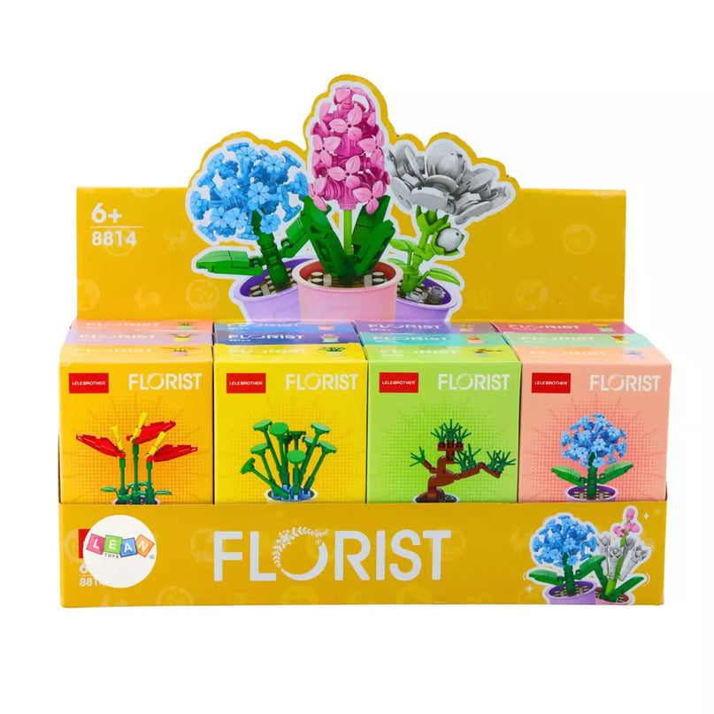 Statybinės kaladėlės gėlės vazonuose.