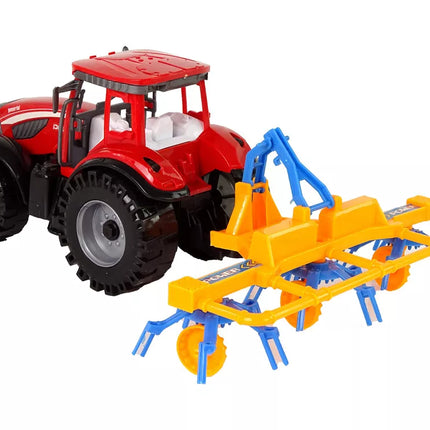 Raudonas traktorius su grėbliu
