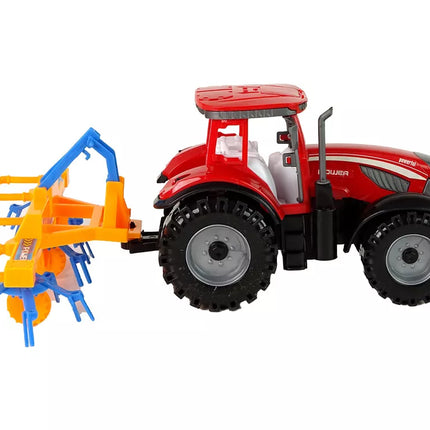 Raudonas traktorius su grėbliu