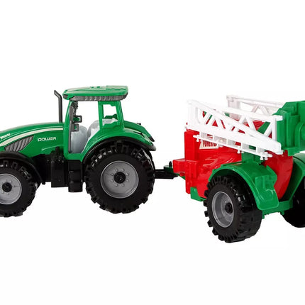 Žalias žemės ūkio traktorius su purkštuvu