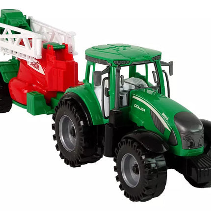 Žalias žemės ūkio traktorius su purkštuvu