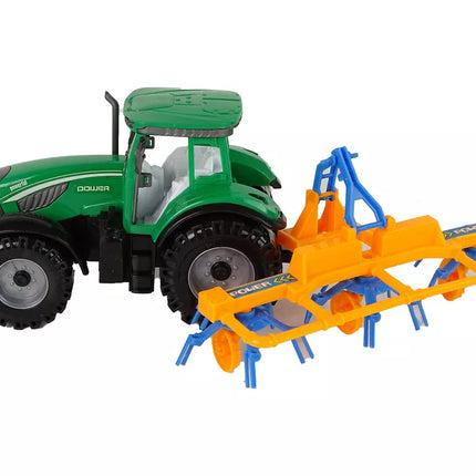 Žalios spalvos traktorius su grėbliu