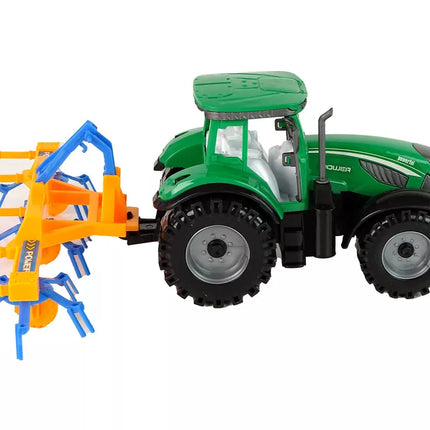 Žalios spalvos traktorius su grėbliu