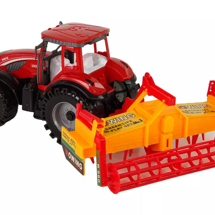 Raudonas traktorius su kultivatoriumi