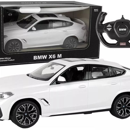 Bmw X6 M baltas automobilis su pultu