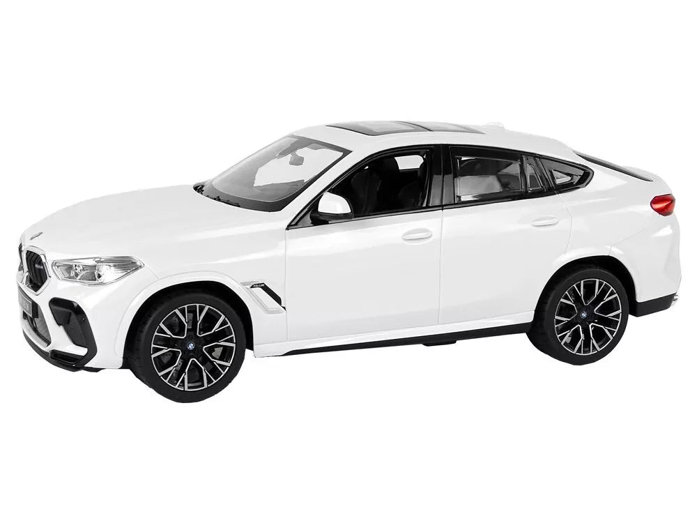 Bmw X6 M baltas automobilis su pultu