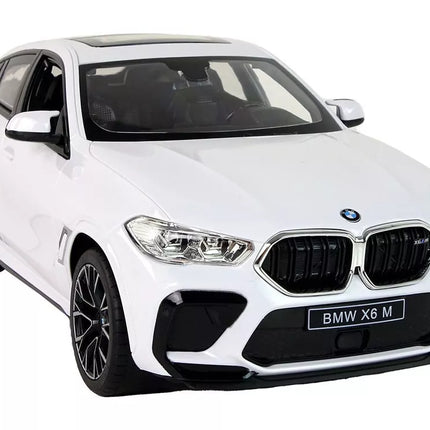Bmw X6 M baltas automobilis su pultu