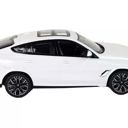 Bmw X6 M baltas automobilis su pultu