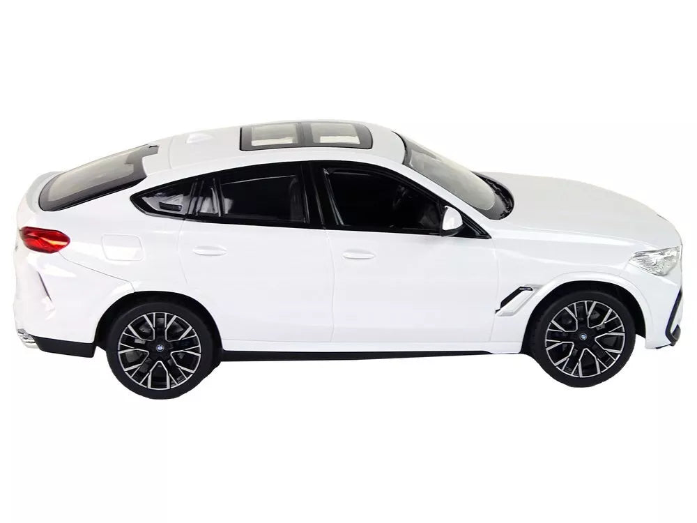 Bmw X6 M baltas automobilis su pultu