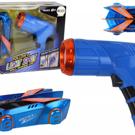 Sportinis automobilis, važiuojantis ant sienų ir lubų mėlynu lazeriu