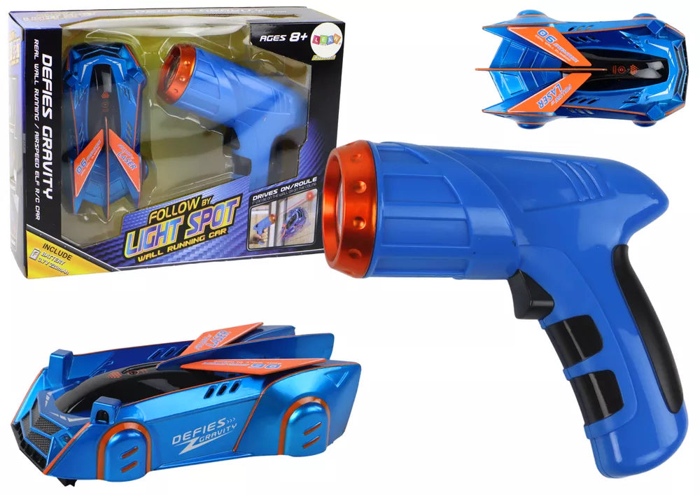 Sportinis automobilis, važiuojantis ant sienų ir lubų mėlynu lazeriu