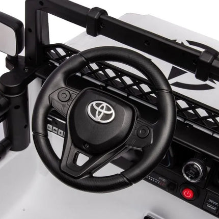 Elektrinis automobilis Toyota FJ baltas