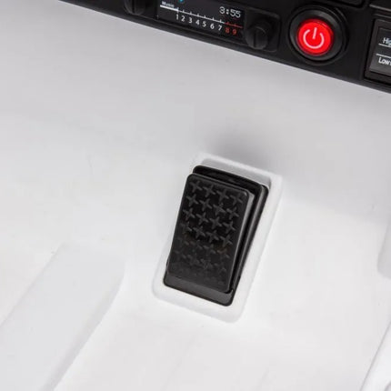 Elektrinis automobilis Toyota FJ baltas