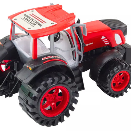 Didelis raudonas žemės ūkio traktorius su priekaba