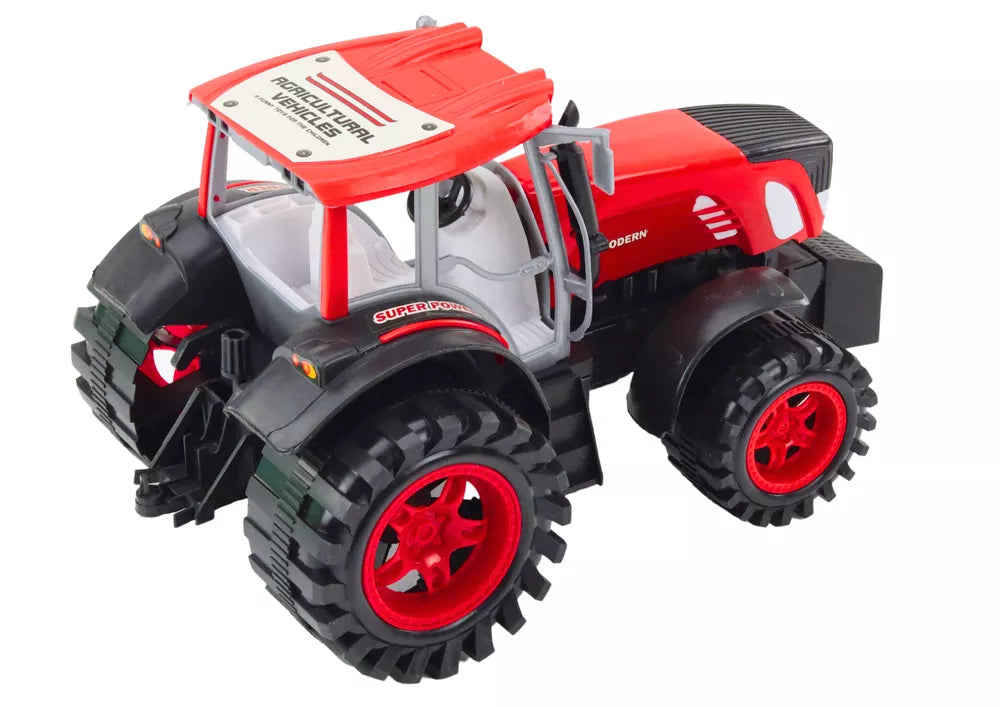 Didelis raudonas žemės ūkio traktorius su priekaba