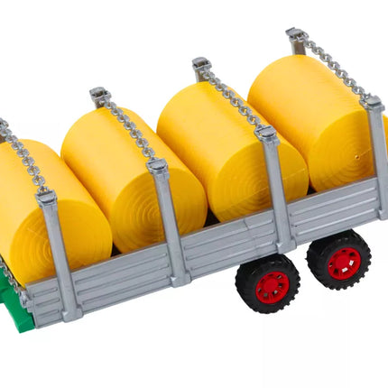 Didelis raudonas žemės ūkio traktorius su priekaba