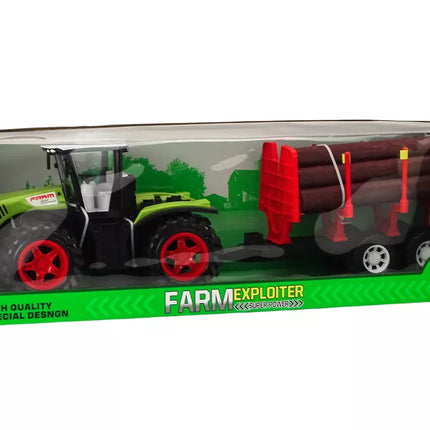 Ūkininko traktorius su priekaba medienai