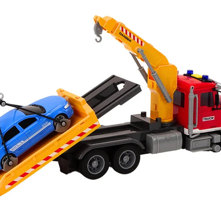 Raudonas tralas su kranu ir automobiliu