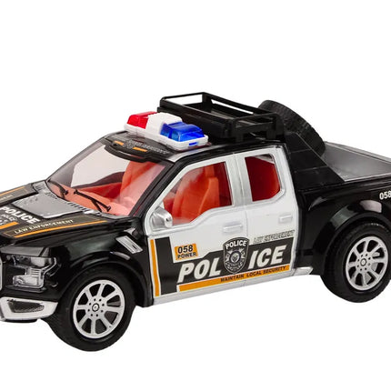 Policijos pikapas su tralu ir visureigiu