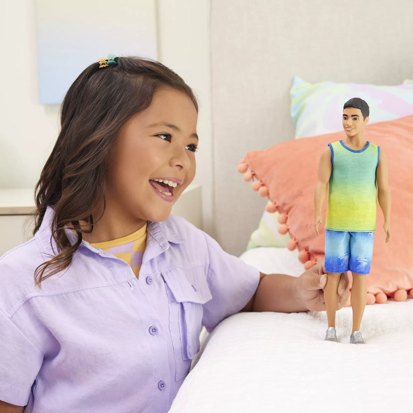 BARBIE Kenas madistas mėlynais šortais (HYV00)