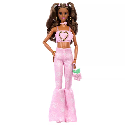 BARBIE DELUXE FASHIONISTAS lėlė rožiniu kostiumėliu (JJN72)