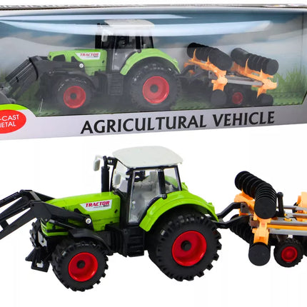 Žalias žemės ūkio traktorius su diskinėmis akėčiomis