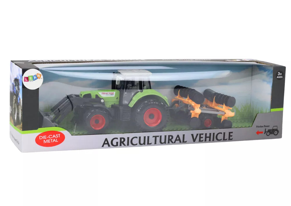 Žalias žemės ūkio traktorius su diskinėmis akėčiomis