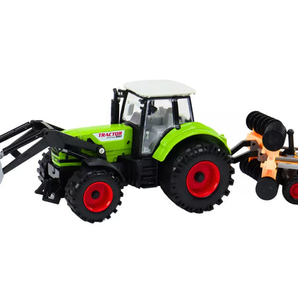 Žalias žemės ūkio traktorius su diskinėmis akėčiomis