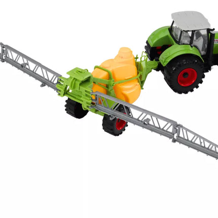 Žalias žemės ūkio traktorius su purkštuvu