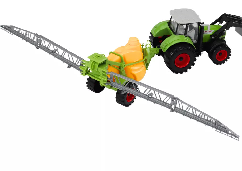 Žalias žemės ūkio traktorius su purkštuvu