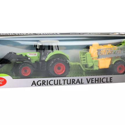 Žalias žemės ūkio traktorius su purkštuvu