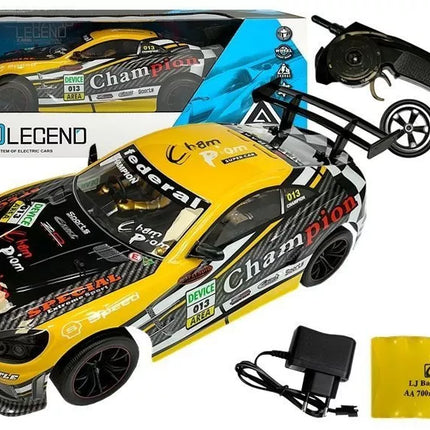 2,4 GHz sporto nuotoliniu būdu valdomas automobilis geltonos spalvos