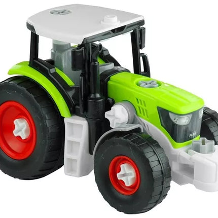 Žalias traktorius su priekaba ir atsuktuvu