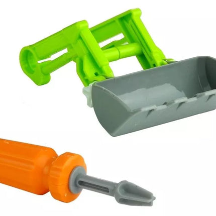 Žalias traktorius su priekaba ir atsuktuvu