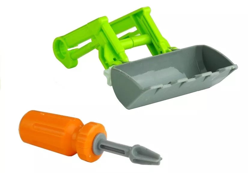 Žalias traktorius su priekaba ir atsuktuvu