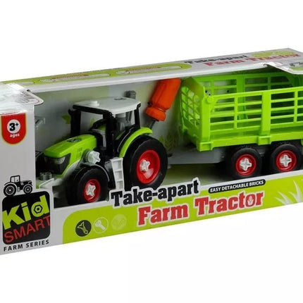 Žalias traktorius su priekaba ir atsuktuvu