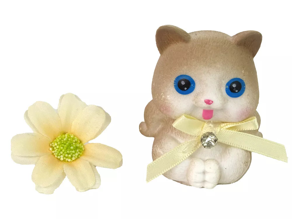 Ilgaplaukė lėlė Emilija su katinu ir gėlėmis