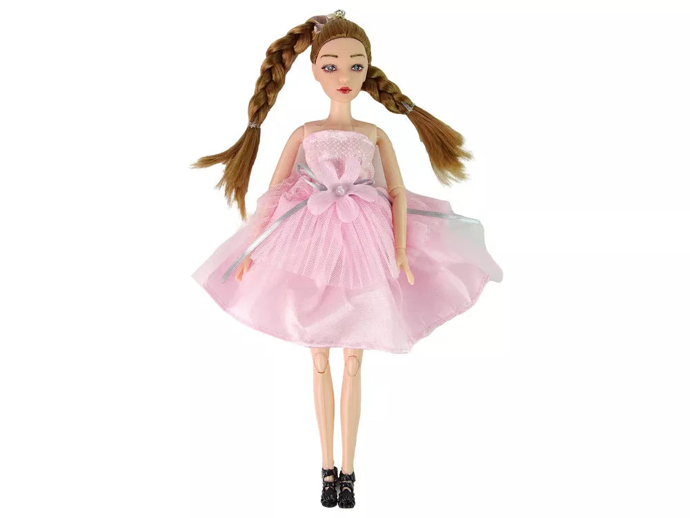 Lėlė Emilija su kate ir gėlėmis