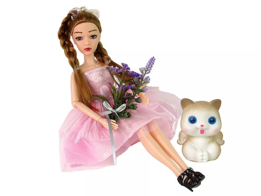 Lėlė Emilija su kate ir gėlėmis