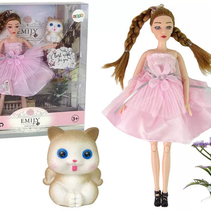 Lėlė Emilija su kate ir gėlėmis