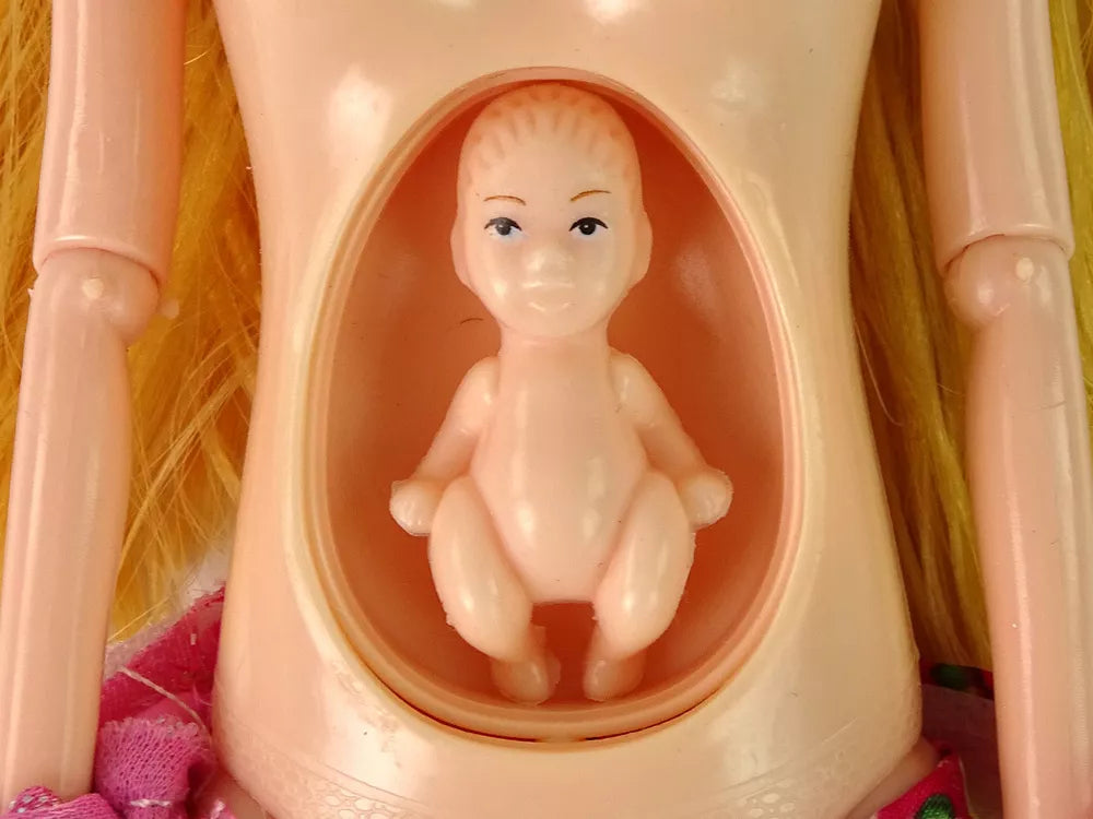 Nėščia lėlė rožine suknele su kūdikiu