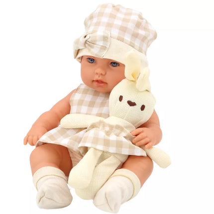 Lėlė kūdikis nešynėje su rusvais rūbais