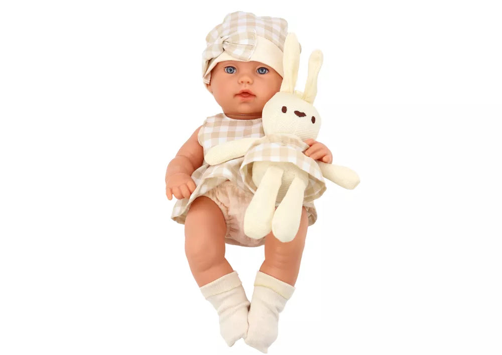 Lėlė kūdikis nešynėje su rusvais rūbais