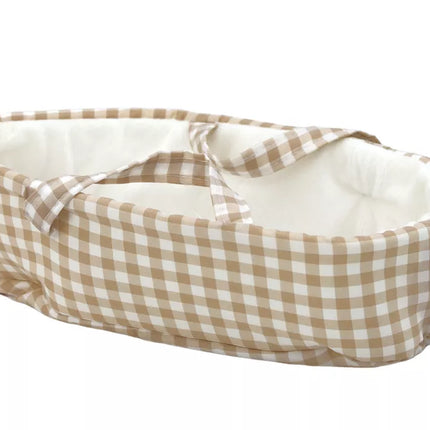 Lėlė kūdikis nešynėje su rusvais rūbais