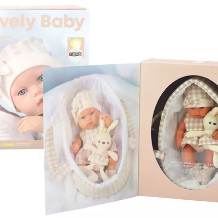 Lėlė kūdikis nešynėje su rusvais rūbais