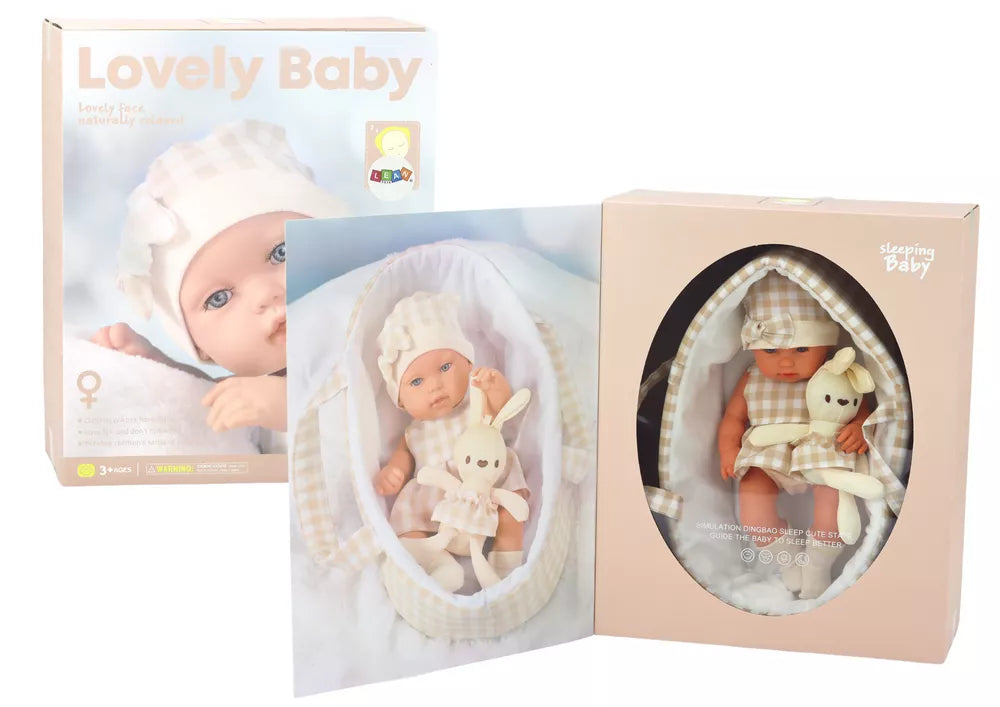 Lėlė kūdikis nešynėje su rusvais rūbais